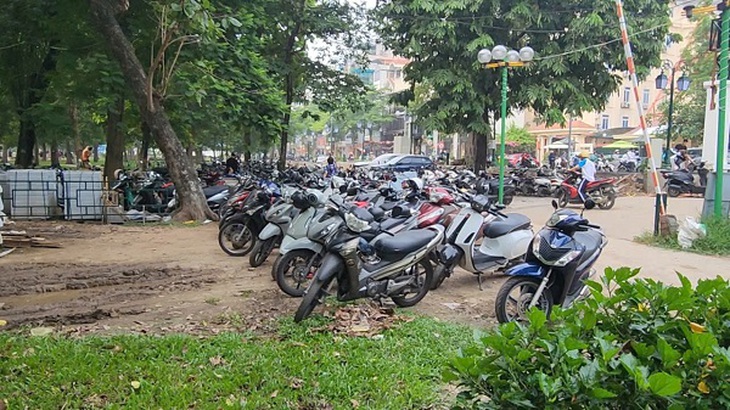 Hà Nội: Bãi xe Công viên Thống Nhất phình to, hồ cấm vẫn có người bơi- Ảnh 2.