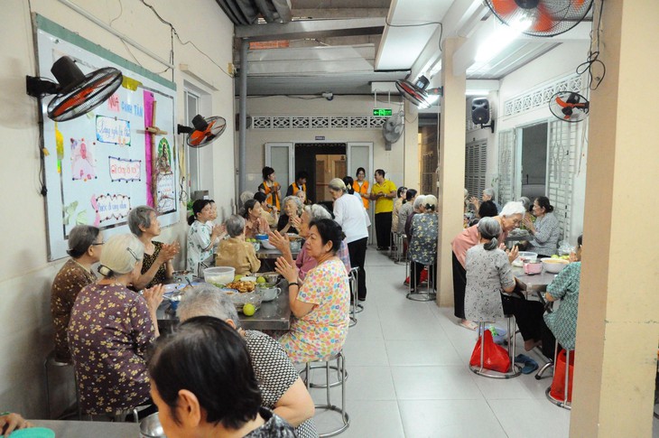 Hơn 250 kỳ 'Thêm 1 bữa no - Thêm 1 nụ cười': Hành trình sẻ chia của Quỹ Vầng Trăng Khuyết với người già neo đơn, trẻ mồ côi- Ảnh 1. Hơn 250 kỳ 'Thêm 1 bữa no - Thêm 1 nụ cười': Hành trình sẻ chia của Quỹ Vầng Trăng Khuyết với người già neo đơn, trẻ mồ côi- Ảnh 1.