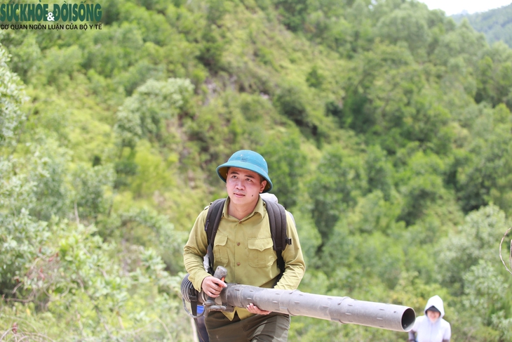 Hàng trăm người bám núi khống chế cháy rừng ở Nghệ An - Ảnh 8. Hàng trăm người bám núi khống chế cháy rừng ở Nghệ An - Ảnh 8.