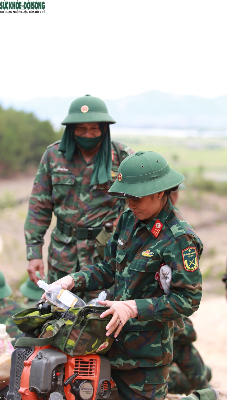 Quân đội tăng quân số, quyết tâm khống chế đám cháy rừng ở Nghệ An- Ảnh 5. Quân đội tăng quân số, quyết tâm khống chế đám cháy rừng ở Nghệ An- Ảnh 5.