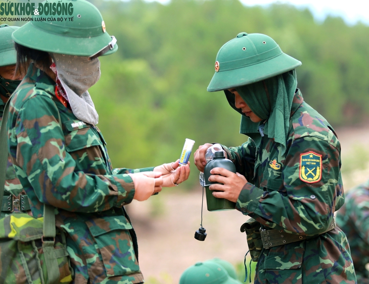 Quân đội tăng quân số, quyết tâm khống chế đám cháy rừng ở Nghệ An- Ảnh 6. Quân đội tăng quân số, quyết tâm khống chế đám cháy rừng ở Nghệ An- Ảnh 6.