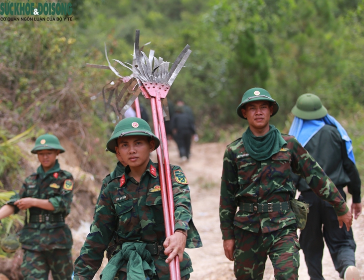 Quân đội tăng quân số, quyết tâm khống chế đám cháy rừng ở Nghệ An- Ảnh 7. Quân đội tăng quân số, quyết tâm khống chế đám cháy rừng ở Nghệ An- Ảnh 7.