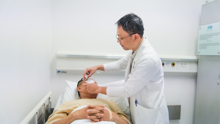 Mổ cườm mắt chỉ 15 phút, người đàn ông 62 tuổi nhìn rõ cả xa lẫn gần mà không cần kính- Ảnh 4. Mổ cườm mắt chỉ 15 phút, người đàn ông 62 tuổi nhìn rõ cả xa lẫn gần mà không cần kính- Ảnh 4.