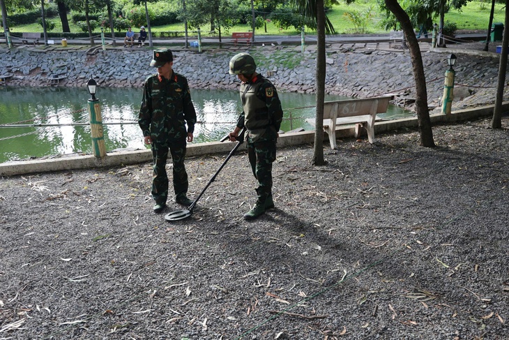 Người đàn ông mang những bức ảnh chiến trường trở lại Công viên Lê Thị Riêng để tìm liệt sĩ- Ảnh 5. Người đàn ông mang những bức ảnh chiến trường trở lại Công viên Lê Thị Riêng để tìm liệt sĩ- Ảnh 5.