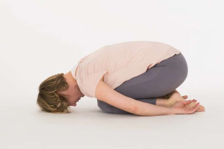 Top 10 tư thế yoga giúp đánh thức cơ thể và tâm trí ngay khi thức dậy - Ảnh 1.
