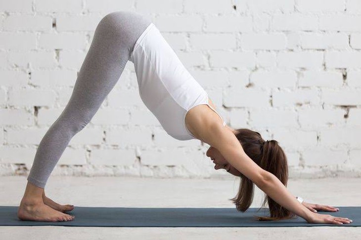 Top 10 tư thế yoga giúp đánh thức cơ thể và tâm trí ngay khi thức dậy - Ảnh 4.