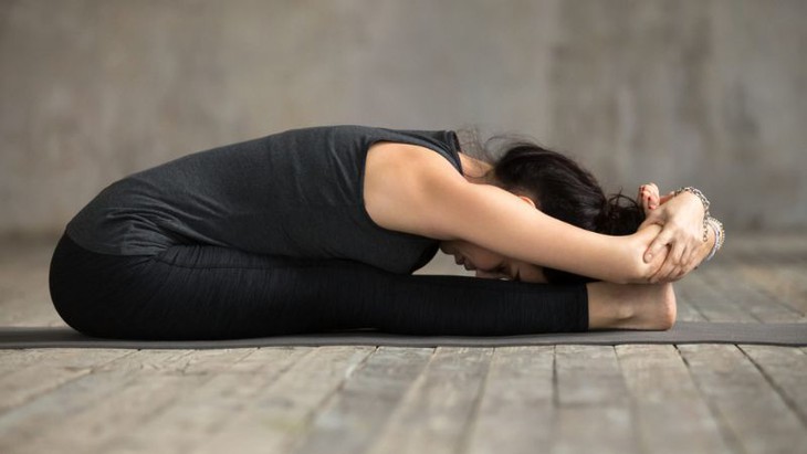 Top 10 tư thế yoga giúp đánh thức cơ thể và tâm trí ngay khi thức dậy - Ảnh 9.