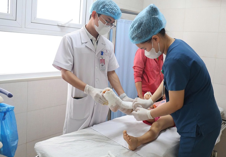 Cột tường đổ, kính vỡ... và những ca tai nạn rùng mình của trẻ nhỏ trong mùa hè- Ảnh 3. Cột tường đổ, kính vỡ... và những ca tai nạn rùng mình của trẻ nhỏ trong mùa hè- Ảnh 3.