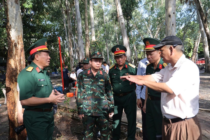 Người đàn ông mang những bức ảnh chiến trường trở lại Công viên Lê Thị Riêng để tìm liệt sĩ- Ảnh 1. Người đàn ông mang những bức ảnh chiến trường trở lại Công viên Lê Thị Riêng để tìm liệt sĩ- Ảnh 1.