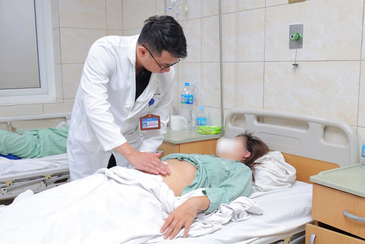 Đau bụng âm ỉ gần 1 ngày, người bệnh được phát hiện dị tật bẩm sinh hệ tiêu hóa hiếm gặp - Ảnh 1.