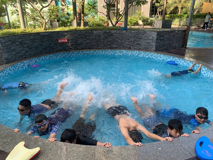 ‘Cơn sốt’ học bơi mùa hè và những lưu ý cho cha mẹ- Ảnh 2. ‘Cơn sốt’ học bơi mùa hè và những lưu ý cho cha mẹ- Ảnh 2.