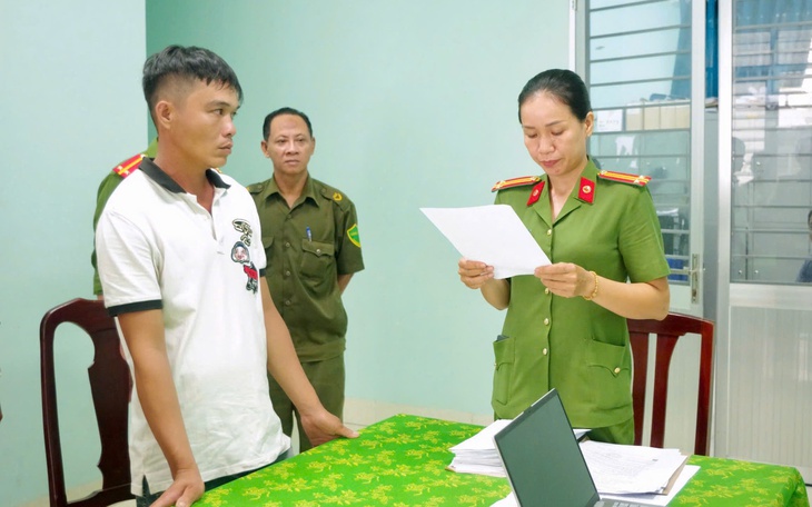 Thiếu niên 17 tuổi lái xe trong tình trạng phê ma túy, mang theo kiếm trên Quốc lộ 6- Ảnh 2.