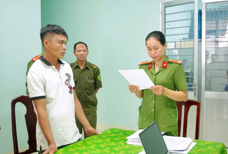 Đến tiệm sửa xe 'nói chuyện', thanh niên bất ngờ rút lưỡi hái chém người- Ảnh 1. Đến tiệm sửa xe 'nói chuyện', thanh niên bất ngờ rút lưỡi hái chém người- Ảnh 1.