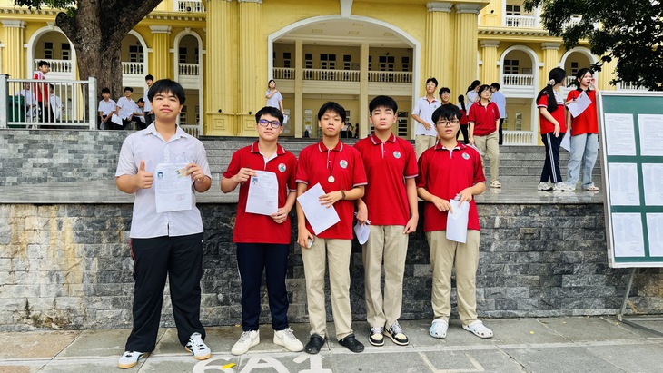 Hơn 17.000 thí sinh Quảng Ninh bước vào kỳ thi tuyển sinh lớp 10 THPT- Ảnh 6. Hơn 17.000 thí sinh Quảng Ninh bước vào kỳ thi tuyển sinh lớp 10 THPT- Ảnh 6.