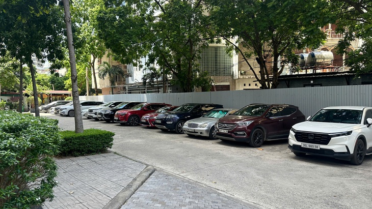 Cư dân Paragon phản đối chủ đầu tư tăng phí gửi xe, yêu cầu làm rõ tính pháp lý bãi xe trước sảnh tòa B - Ảnh 1. Cư dân Paragon phản đối chủ đầu tư tăng phí gửi xe, yêu cầu làm rõ tính pháp lý bãi xe trước sảnh tòa B - Ảnh 1.