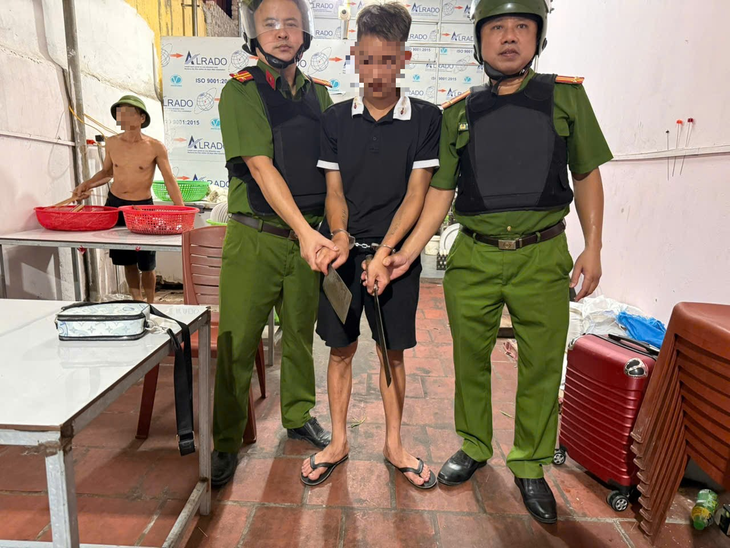 Mâu thuẫn tại quán cơm, nam thanh niên 18 tuổi lấy 2 con dao đe dọa người khác- Ảnh 1. Mâu thuẫn tại quán cơm, nam thanh niên 18 tuổi lấy 2 con dao đe dọa người khác- Ảnh 1.
