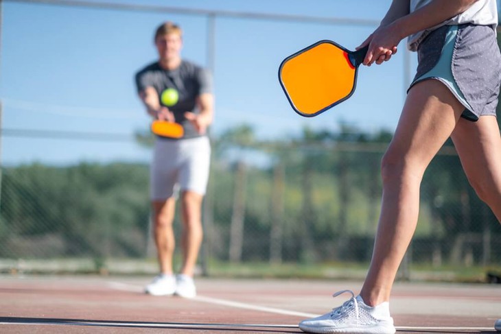 Chơi pickleball giữa trời nắng nóng, cơ thể phải cùng lúc chịu 2 nguy cơ đe doạ tính mạng- Ảnh 1. Chơi pickleball giữa trời nắng nóng, cơ thể phải cùng lúc chịu 2 nguy cơ đe doạ tính mạng- Ảnh 1.