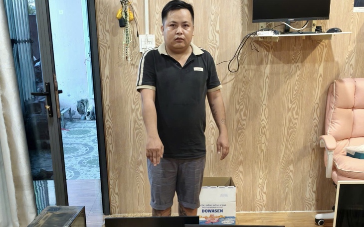 Mâu thuẫn tại quán cơm, nam thanh niên 18 tuổi lấy 2 con dao đe dọa người khác- Ảnh 2.