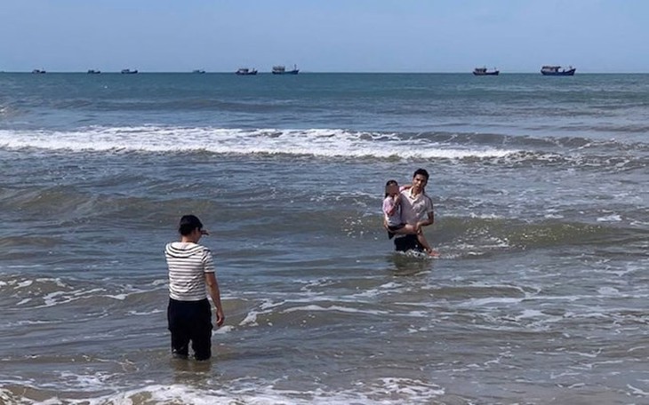 Khen thưởng nam sinh lao xuống biển cứu bé gái bị sóng cuốn- Ảnh 3.