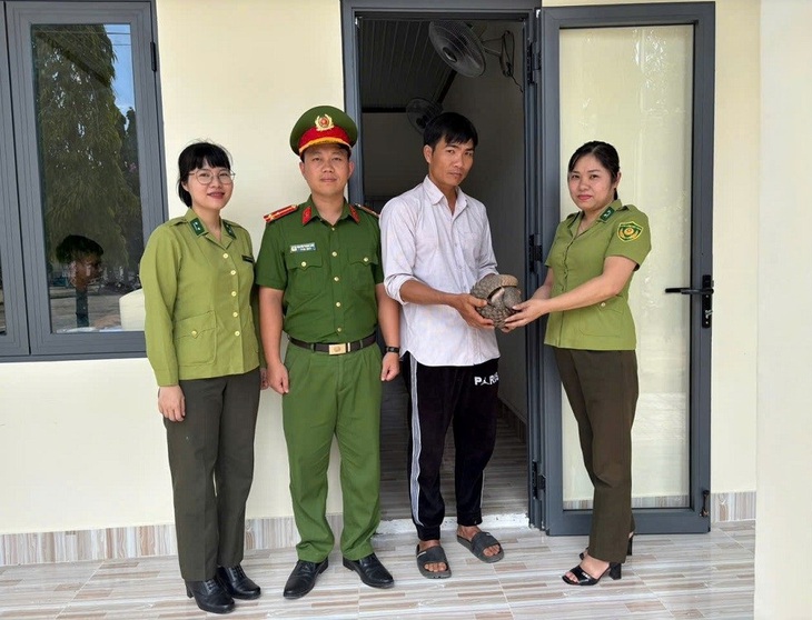 Phát hiện nhiều loài động vật quý hiếm, người dân liền mang về giao nộp cho chính quyền- Ảnh 2. Phát hiện nhiều loài động vật quý hiếm, người dân liền mang về giao nộp cho chính quyền- Ảnh 2.