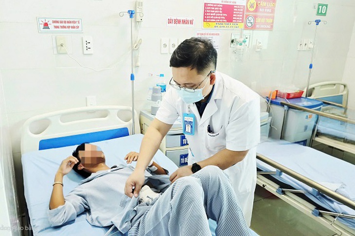 2 giờ ‘vô hiệu hóa’ đầu vòi xịt vệ sinh cắm sâu trong trực tràng nam bệnh nhân - Ảnh 2. 2 giờ ‘vô hiệu hóa’ đầu vòi xịt vệ sinh cắm sâu trong trực tràng nam bệnh nhân - Ảnh 2.