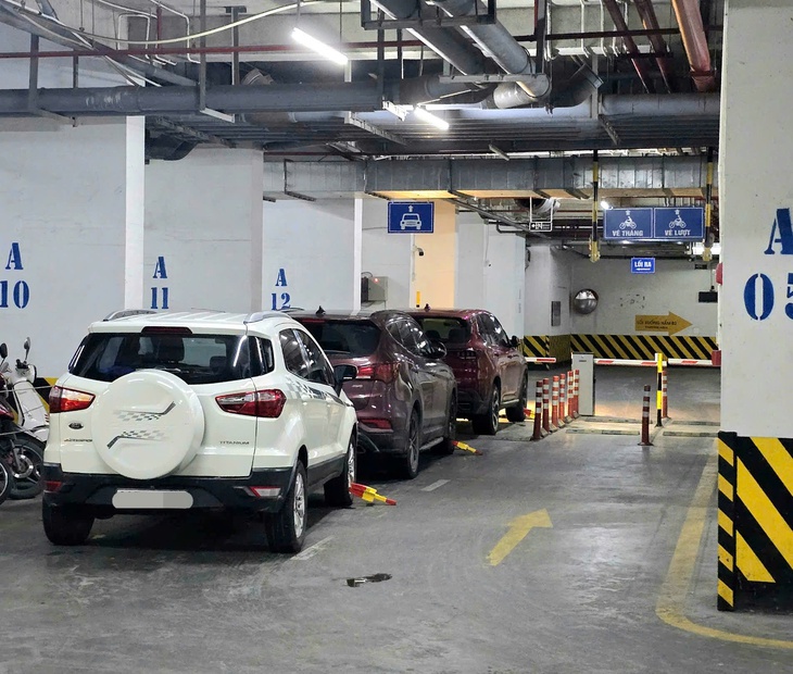 Cư dân Paragon phản đối chủ đầu tư tăng phí gửi xe, yêu cầu làm rõ tính pháp lý bãi xe trước sảnh tòa B - Ảnh 3. Cư dân Paragon phản đối chủ đầu tư tăng phí gửi xe, yêu cầu làm rõ tính pháp lý bãi xe trước sảnh tòa B - Ảnh 3.