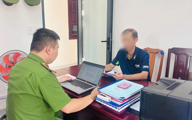 Mang dao, kéo, tuýp sắt đuổi đánh nhau ở chợ hoa Quảng An, 4 người bị bắt giam- Ảnh 2.
