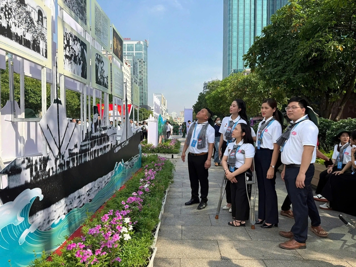 TPHCM đẩy mạnh các hoạt động văn học, nghệ thuật kỷ niệm 50 năm thành phố mang tên Bác- Ảnh 1. TPHCM đẩy mạnh các hoạt động văn học, nghệ thuật kỷ niệm 50 năm thành phố mang tên Bác- Ảnh 1.