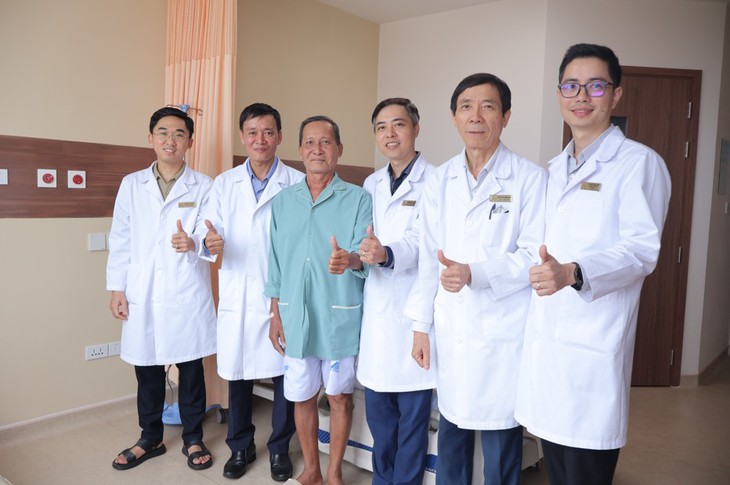 Bị ung thư xâm lấn bàng quang, người đàn ông 61 tuổi thoát cửa tử nhờ chiến lược điều trị khác thường- Ảnh 2. Bị ung thư xâm lấn bàng quang, người đàn ông 61 tuổi thoát cửa tử nhờ chiến lược điều trị khác thường- Ảnh 2.