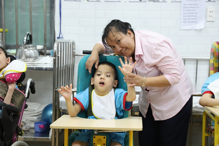 TPHCM triển khai đội y tế lưu động chăm sóc người yếu thế tại các trung tâm bảo trợ xã hội - Ảnh 2.