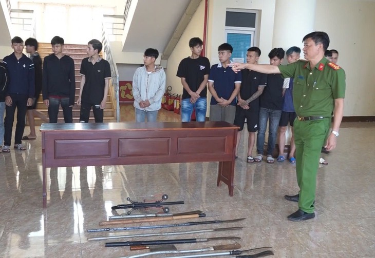 Bắt giữ 9 đối tượng mang dao, nỏ bắn bi sắt đi hỗn chiến lúc rạng sáng- Ảnh 1.