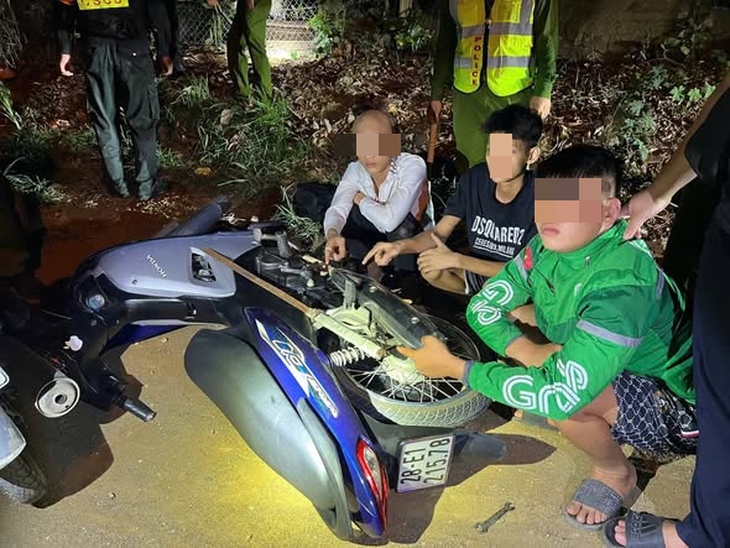 Thiếu niên 17 tuổi lái xe trong tình trạng phê ma túy, mang theo kiếm trên Quốc lộ 6- Ảnh 1. Thiếu niên 17 tuổi lái xe trong tình trạng phê ma túy, mang theo kiếm trên Quốc lộ 6- Ảnh 1.