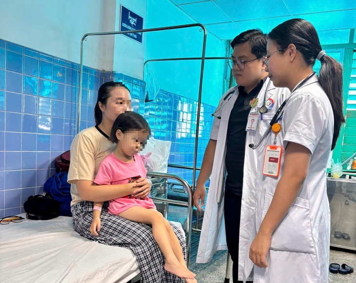 Búi tóc lớn nằm trong dạ dày cháu bé 4 tuổi- Ảnh 2. Búi tóc lớn nằm trong dạ dày cháu bé 4 tuổi- Ảnh 2.