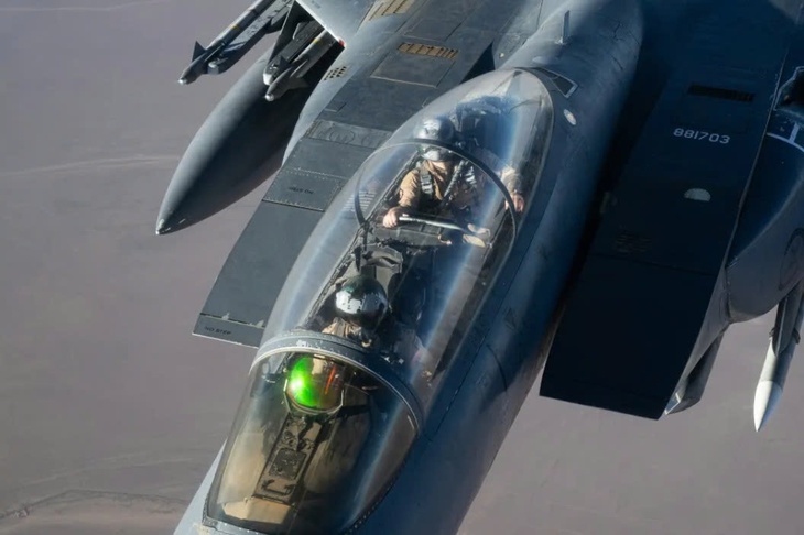 Bí ẩn đàn UAV giống sứa xuất hiện trước khoảnh khắc F-15 Mỹ rơi xuống Iran- Ảnh 1. Bí ẩn đàn UAV giống sứa xuất hiện trước khoảnh khắc F-15 Mỹ rơi xuống Iran- Ảnh 1.