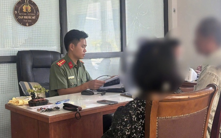 Du khách trải chiếu ngồi ăn uống dưới lòng đường tại khu vực thác Bản Giốc bị lập biên bản- Ảnh 2.