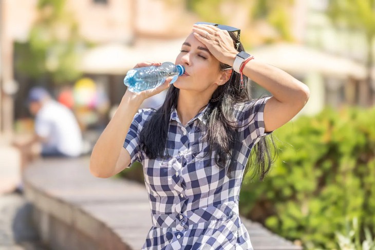 Cách uống nước khoa học giúp cơ thể không mất nước ngày nắng nóng - Ảnh 1.