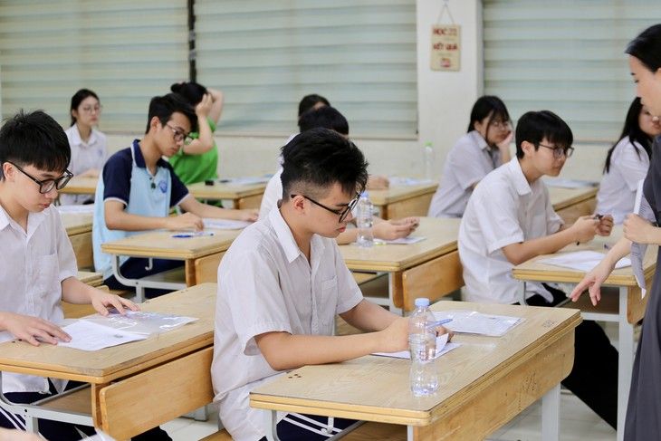 Áp lực chọn trường sau kỳ thi vào lớp 10 - Ảnh 1.