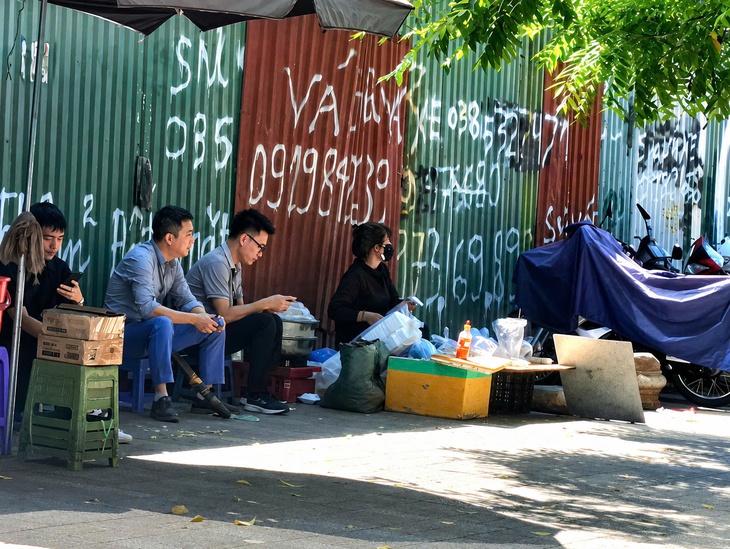 Hà Nội nóng như chảo lửa và cách người dân vật lộn với nắng nóng cực đoan- Ảnh 2.