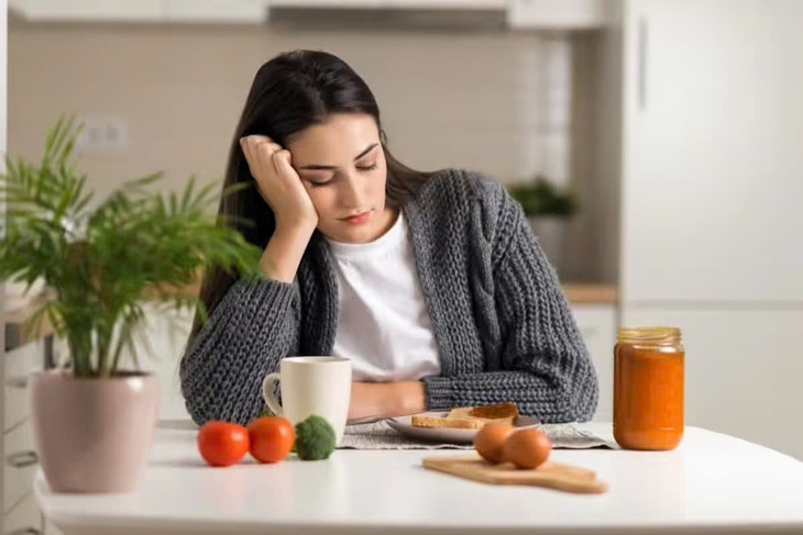Thói quen bỏ bữa sáng ảnh hưởng gì đến sức khỏe tuổi trung niên? - Ảnh 1.