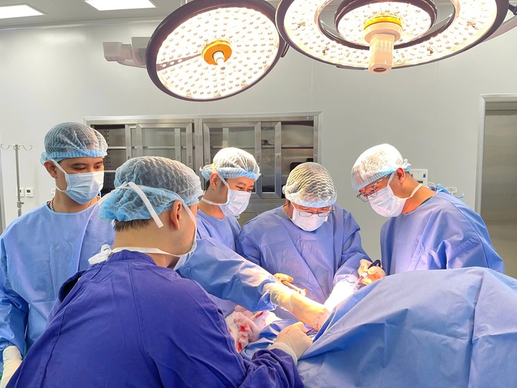 Vinmec Hải Phòng áp dụng thành công kỹ thuật thay khớp vai đảo ngược cho bệnh nhân người Anh- Ảnh 1.