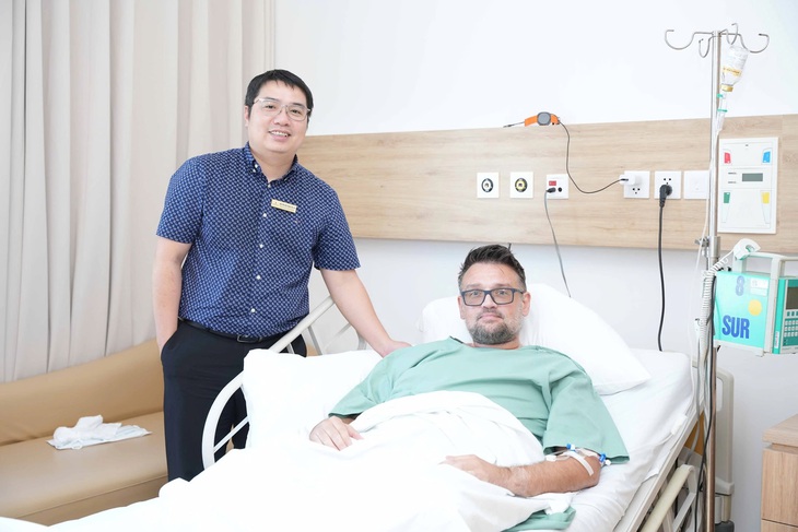 Vinmec Hải Phòng áp dụng thành công kỹ thuật thay khớp vai đảo ngược cho bệnh nhân người Anh- Ảnh 2.