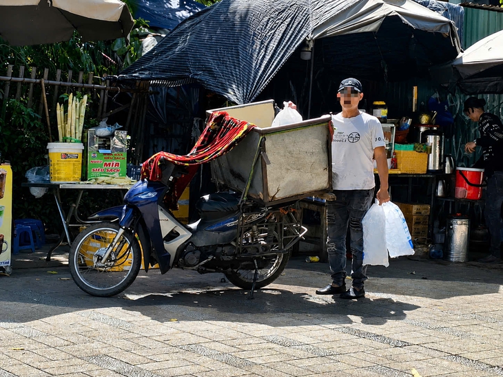 Hà Nội nóng như chảo lửa và cách người dân vật lộn với nắng nóng cực đoan- Ảnh 4.