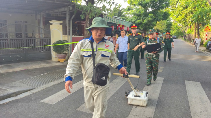Cận cảnh khảo sát các điểm nghi có mộ tập thể liệt sĩ ở Huế bằng rađa xuyên đất- Ảnh 1.