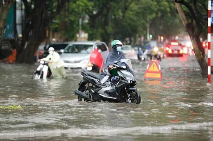 Cảnh báo dông lốc mạnh ở miền Bắc, nắng nóng ở miền Trung vẫn kéo dài- Ảnh 1.