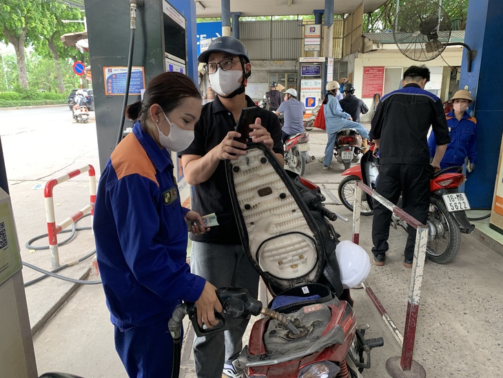 Giá xăng dầu tiếp tục giảm mạnh, có loại giảm hơn 1.600 đồng/lít- Ảnh 1.
