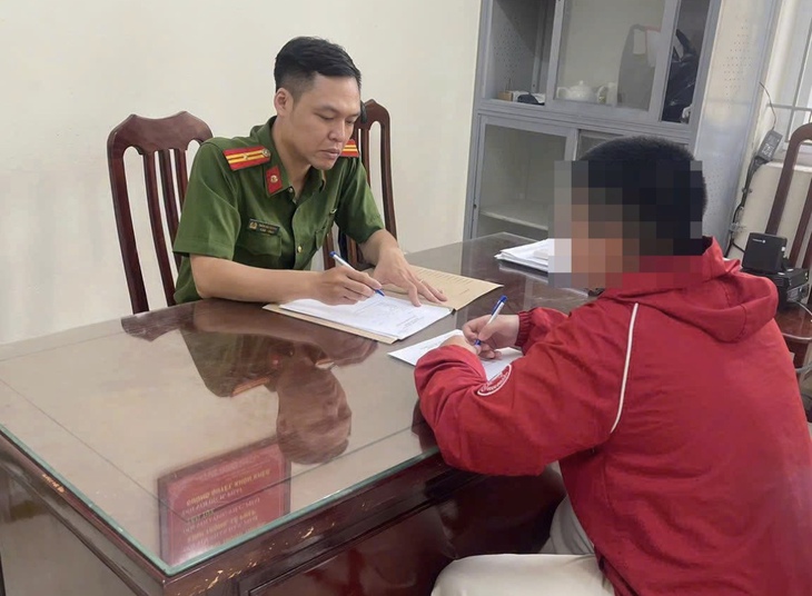 Công an Hà Nội xác minh vụ cô gái trẻ bị shipper hành hung- Ảnh 1.