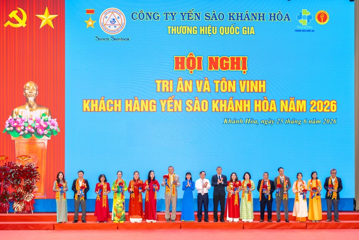 Trao 200 triệu cho Quỹ nhân ái Khánh Hòa và tri ân hàng loạt khách hàng yến sào - Ảnh 2.