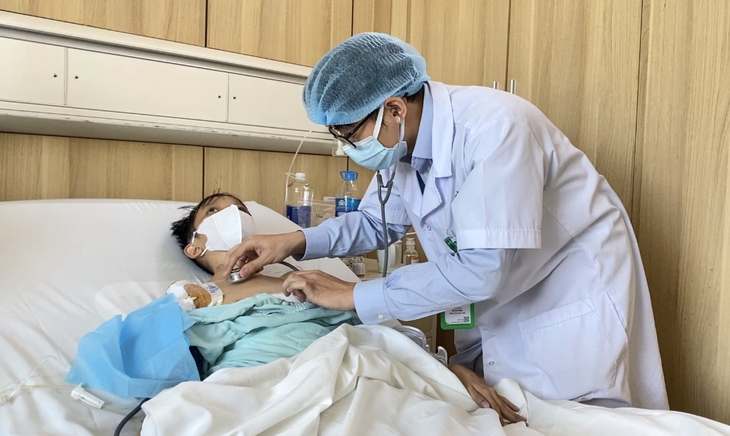 Hai anh chị lần lượt qua đời vì bệnh di truyền, nam sinh 16 tuổi hồi sinh nhờ ghép gan - Ảnh 1.