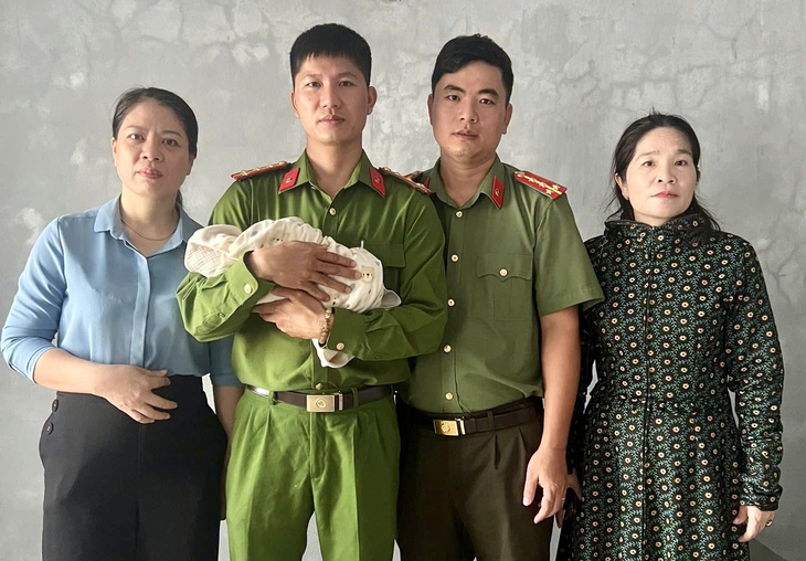 Phát hiện bé sơ sinh bị bỏ lại trước cổng chùa kèm bức thư của người mẹ- Ảnh 3.