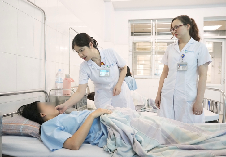 Cứu thành công nữ du khách sốc mất máu vì thai ngoài tử cung vỡ- Ảnh 1.